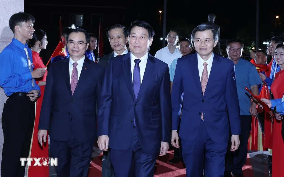 President Luong Cuong deltar i prisutdelningen för den femte politiska tävlingen om att skydda partiets ideologiska grund. Foto: VNA Chủ tịch nước Lương Cường đến dự Lễ trao giải Cuộc thi chính luận về bảo vệ nền tảng tư tưởng của Đảng lần thứ năm. Ảnh: TTXVN