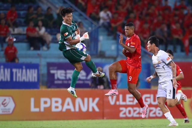 Dificuldades se acumulam para o Da Nang Club, o goleiro Bui Tien Dung tira uma longa pausa - Foto 1. Khó khăn chồng chất với CLB Đà Nẵng, thủ môn Bùi Tiến Dũng nghỉ dài hạn- Ảnh 1.