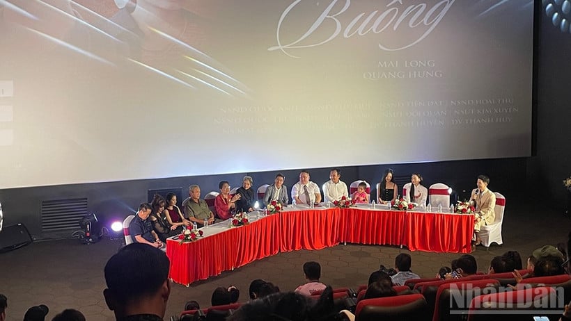 Film crew at the film premiere ceremony at Lotte Hai Duong Cinema (Hai Phong).