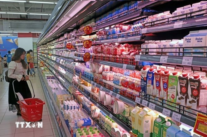 Khách lựa chọn hàng hóa tại siêu thị.