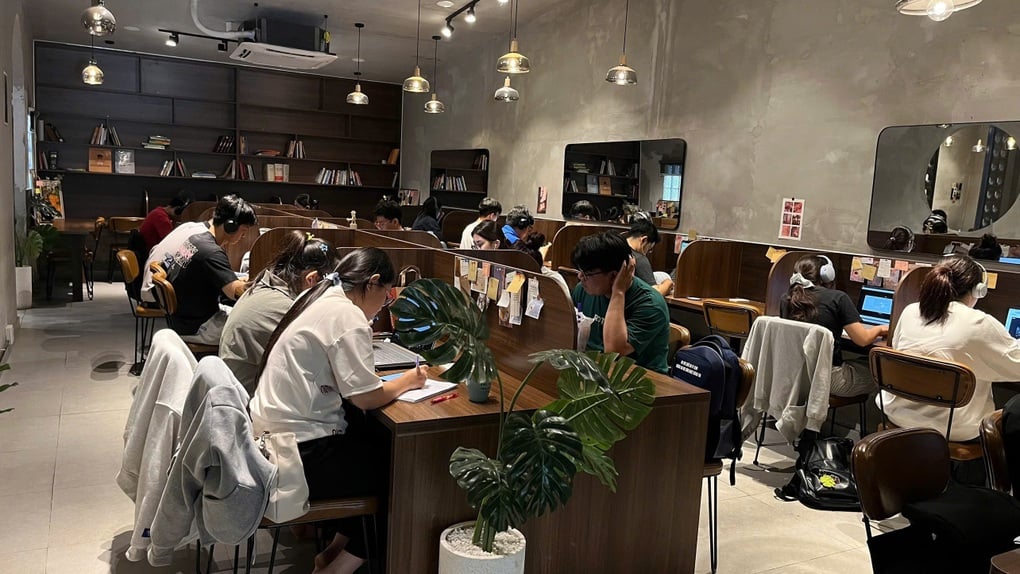 Sinh viên 3h đi cà phê, “cắm trại” xuyên đêm để học - 1