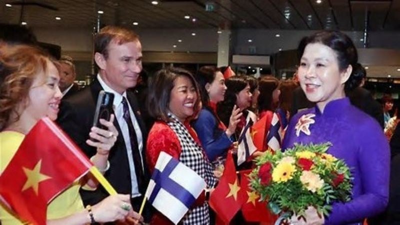 ภรรยาของเลขาธิการพรรค โง ฟอง หลี่ เยี่ยมชมและสังเกตการณ์ชั้นเรียนภาษาเวียดนามที่โรงเรียน Vesala Inter-level ในเฮลซิงกิ ประเทศฟินแลนด์ (ภาพ: VNA)