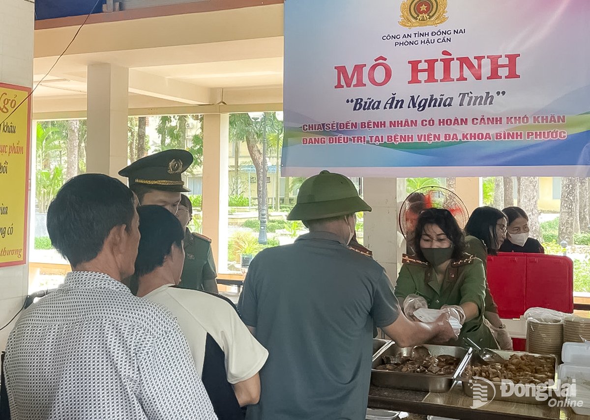 Offiserer og soldater fra logistikkavdelingen i Dong Nai provinsielle politi tilbereder et kjærlighetsmåltid for pasienter på Binh Phuoc General Hospital.