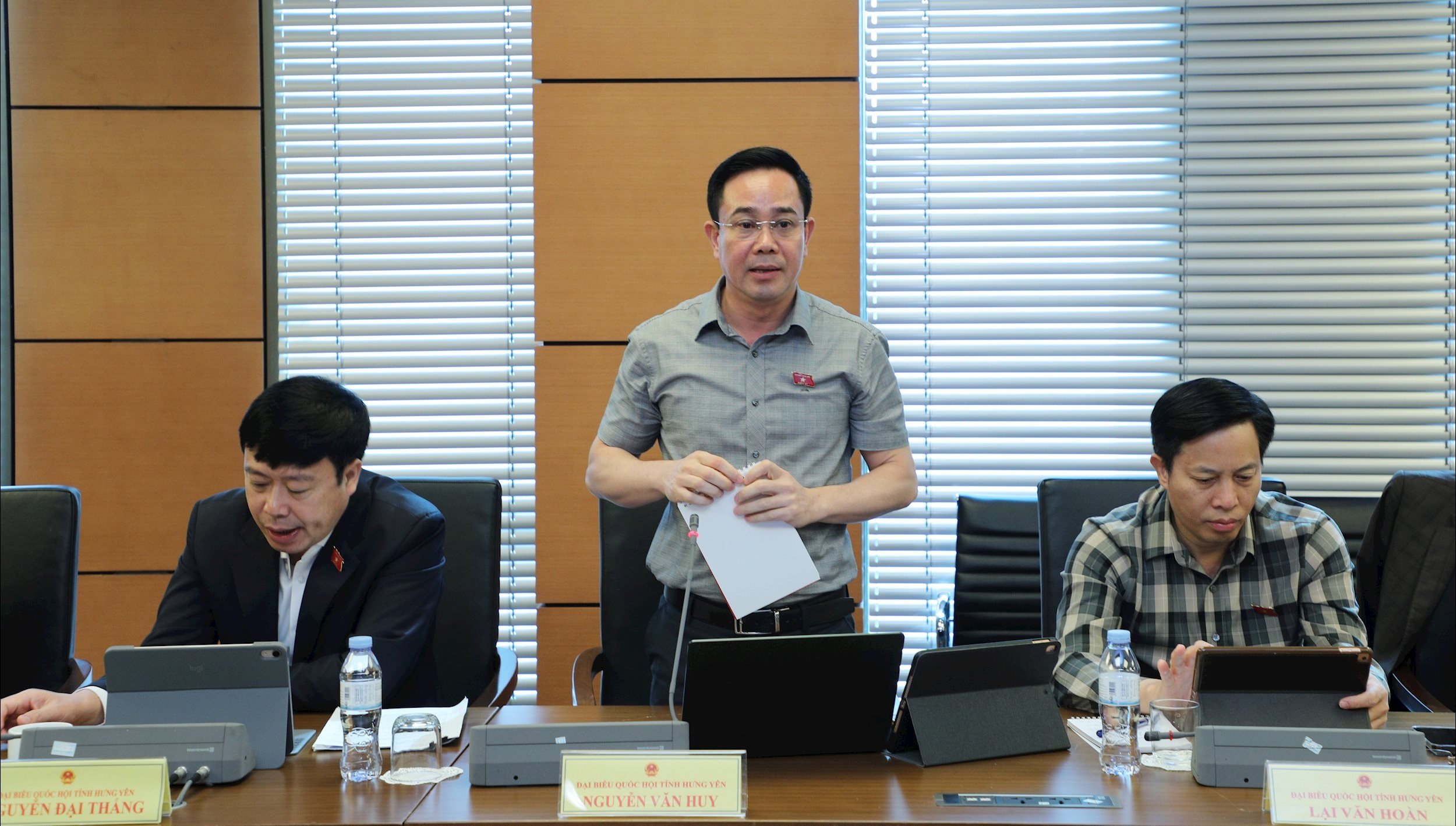 Przemawia zastępca Zgromadzenia Narodowego Nguyen Van Huy (Hung Yen). Zdjęcie: Khanh Duy