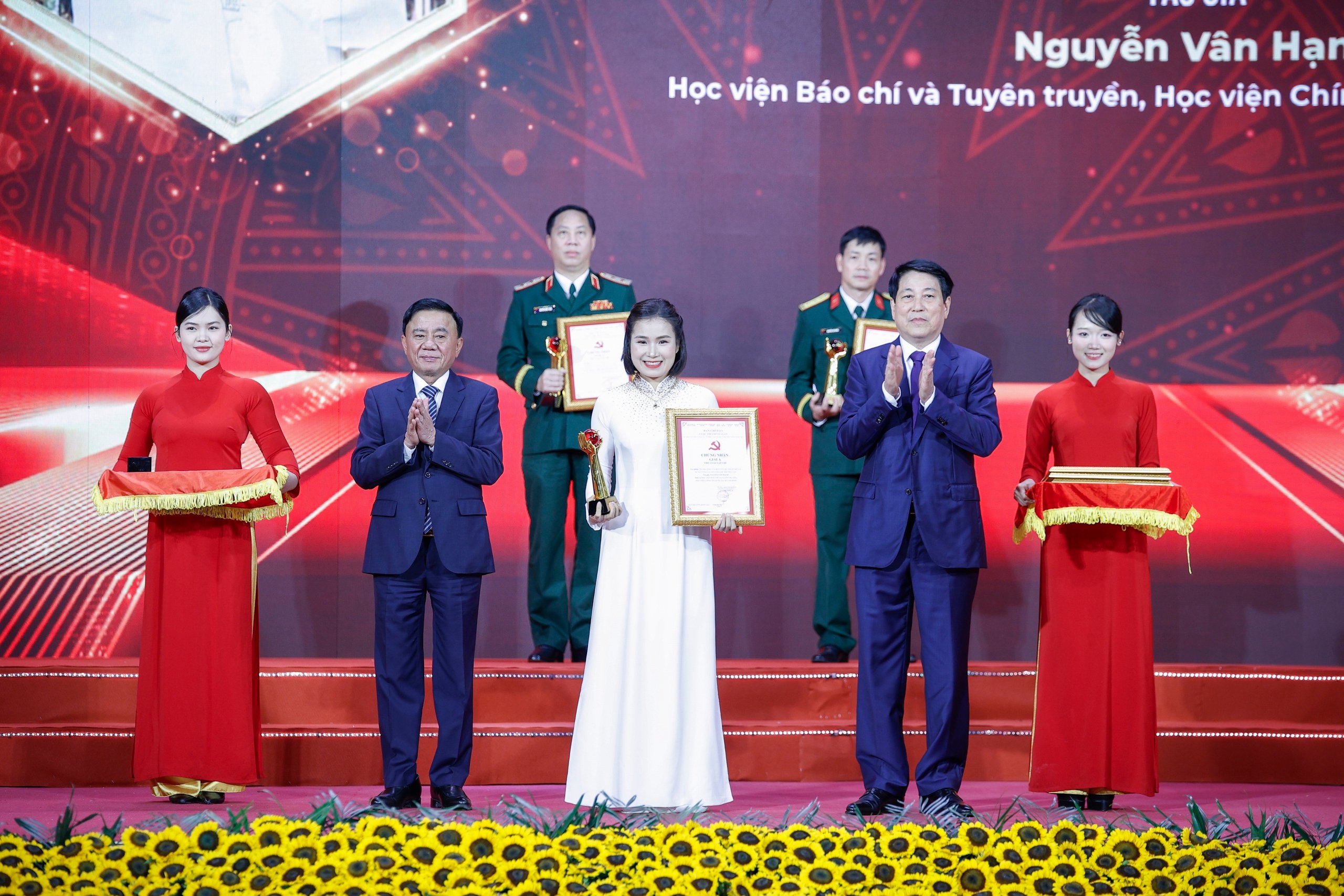 Chủ tịch nước dự lễ trao giải cuộc thi bảo vệ nền tảng tư tưởng của Đảng - Ảnh 4.