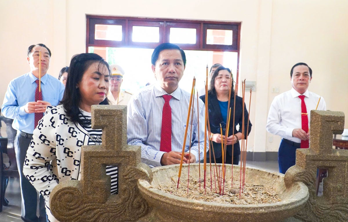 Lãnh đạo tỉnh dâng hương tại Đền thờ Bác Hồ.