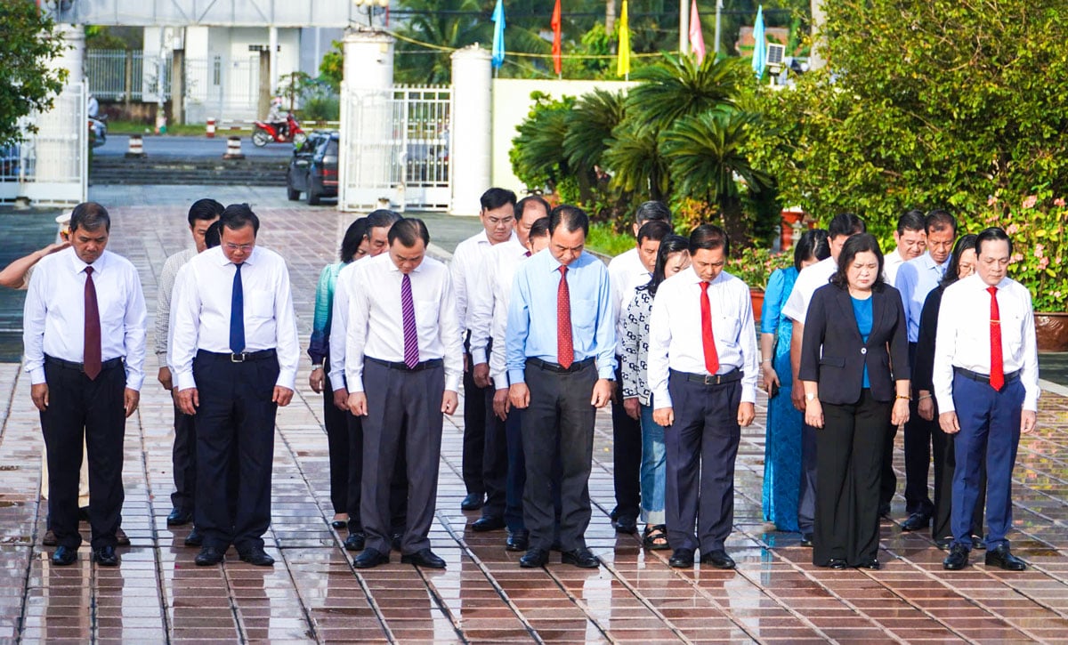 Các đồng chí lãnh đạo dành phút mặc niệm tưởng nhớ công lao to lớn của các Anh hùng liệt sĩ.