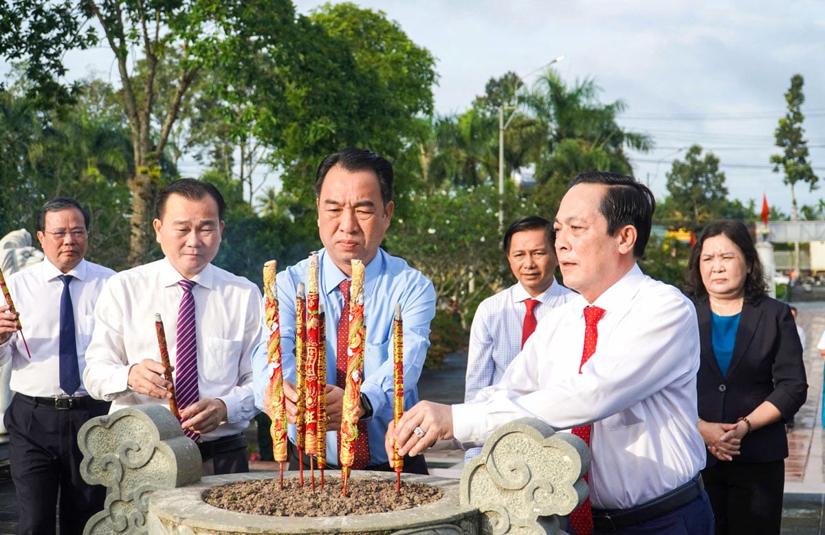 Lãnh đạo tỉnh viếng, dâng hương tưởng nhớ Anh hùng liệt sĩ.