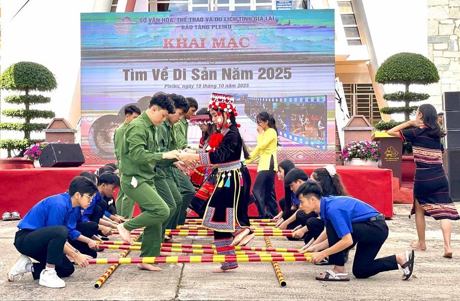 Phần thi nhảy sạp đẹp mắt, khéo léo của các đội tại chương trình “Tìm về di sản” năm 2025.