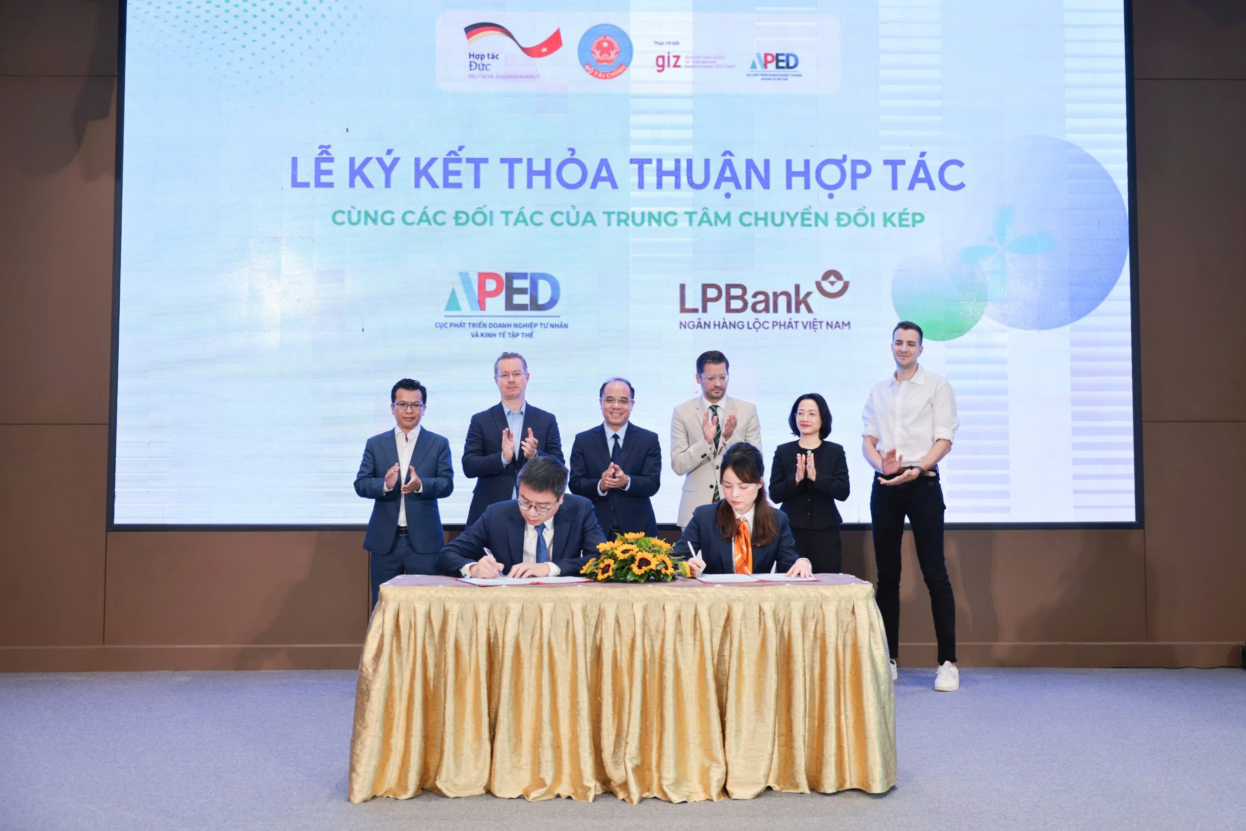 LPBank ລົງນາມກັບ APED.jpg