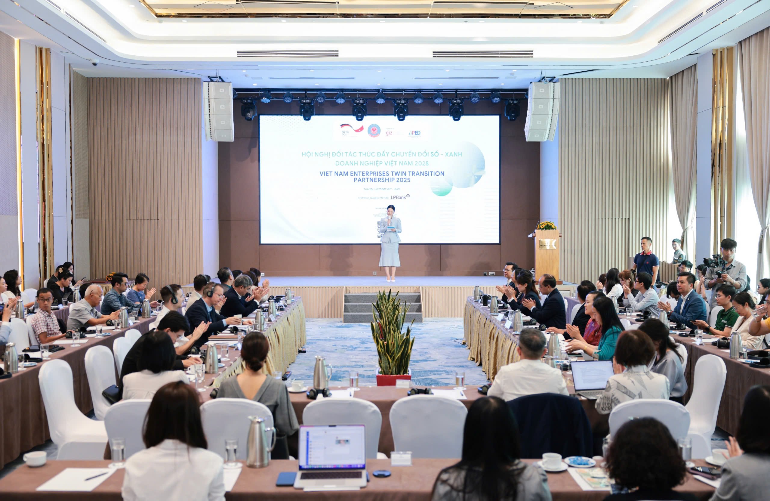 ກອງ​ປະ​ຊຸມ​ກ່ຽວ​ກັບ​ການ​ຫັນ​ເປັນ​ດິ​ຈິ​ຕອນ - ທຸ​ລະ​ກິດ​ຂຽວ​ຫວຽດ​ນາມ 2025.jpg