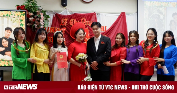 Sinh viên mở 'lễ đường' ngay lớp học, chi 10 triệu tái hiện đám cưới miền Tây