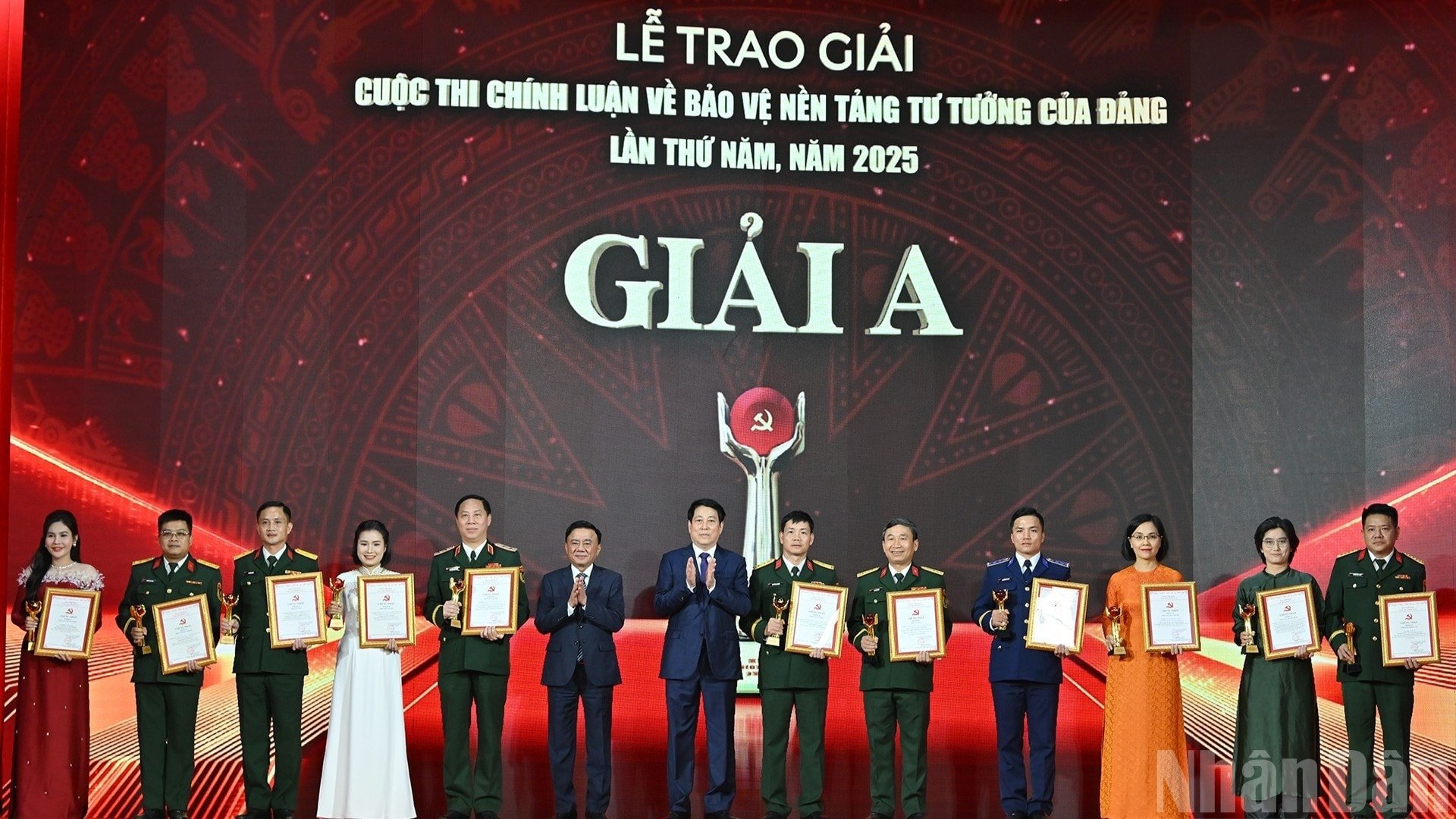 ສະຫາຍ ເລືອງເກື່ອງ, ກຳມະການກົມການເມືອງ, ປະທານປະເທດ ແຫ່ງ ສາທາລະນະລັດ ສັງຄົມນິຍົມ ຫວຽດນາມ; ສະຫາຍ Tran Cam Tu, ກຳມະການ​ກົມ​ການ​ເມືອງ, ກຳມະການ​ປະຈຳ​ຄະນະ​ເລຂາ, ຫົວໜ້າ​ຄະນະ​ຊີ້​ນຳ​ສູນ​ກາງ 35 ​ໄດ້​ມອບ​ລາງວັນ A ​ໃຫ້​ບັນດາ​ນັກ​ປະພັນ.