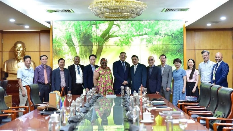 Délégation du ministère sud-africain des Forêts, de la Pêche et de l'Environnement lors d'une visite au Vietnam.