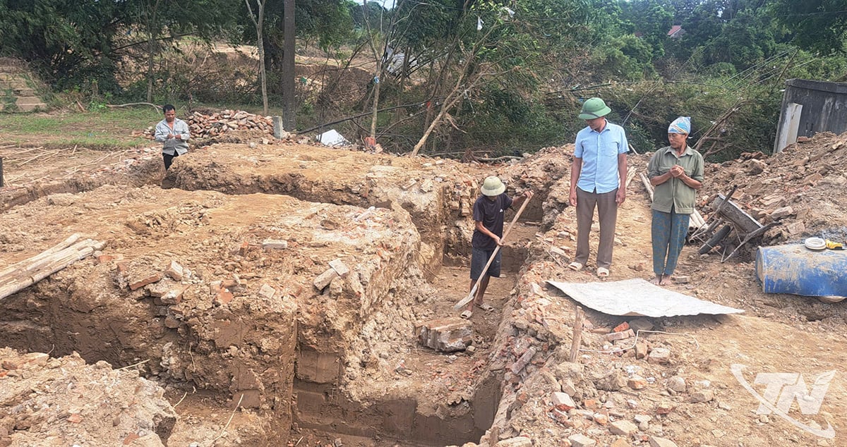 Chị Trương Thị Hoạt (ngoài cùng bên phải) ở xóm Đông, xã Điềm Thụy nhận được hỗ trợ 180 triệu đồng (tiền, vật liệu xây dựng) đang khẩn trương xây dựng lại nhà ở.