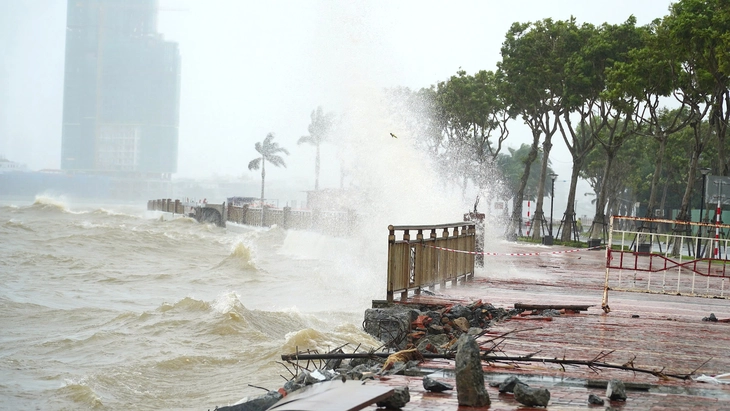 La tempête Than Gio s'est dissipée, il ne s'agit plus que d'une zone de basse pression mais provoquant de la pluie - Photo 1. bão Thần Gió - Ảnh 1.
