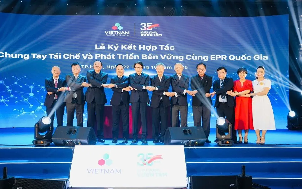 ຫວຽດນາມ ສະເຫຼີມສະຫຼອງ 35 ປີແຫ່ງວັນສ້າງຕັ້ງຂະແໜງພລາສຕິກ Ngành nhựa Việt Nam kỷ niệm 35 năm thành lập