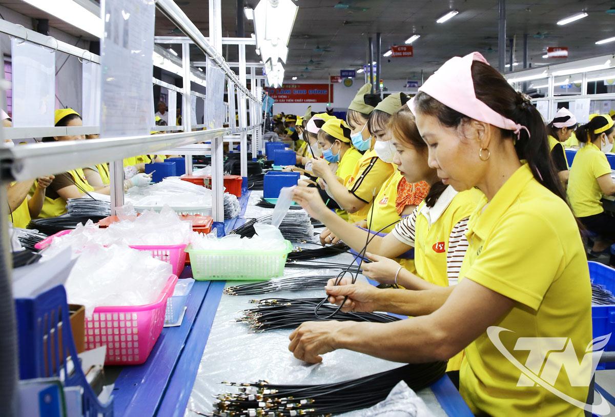 Pembuatan komponen elektronik di KSD VINA Co., Ltd. - sebuah perusahaan 100% yang dilaburkan oleh Korea. Foto: T.L