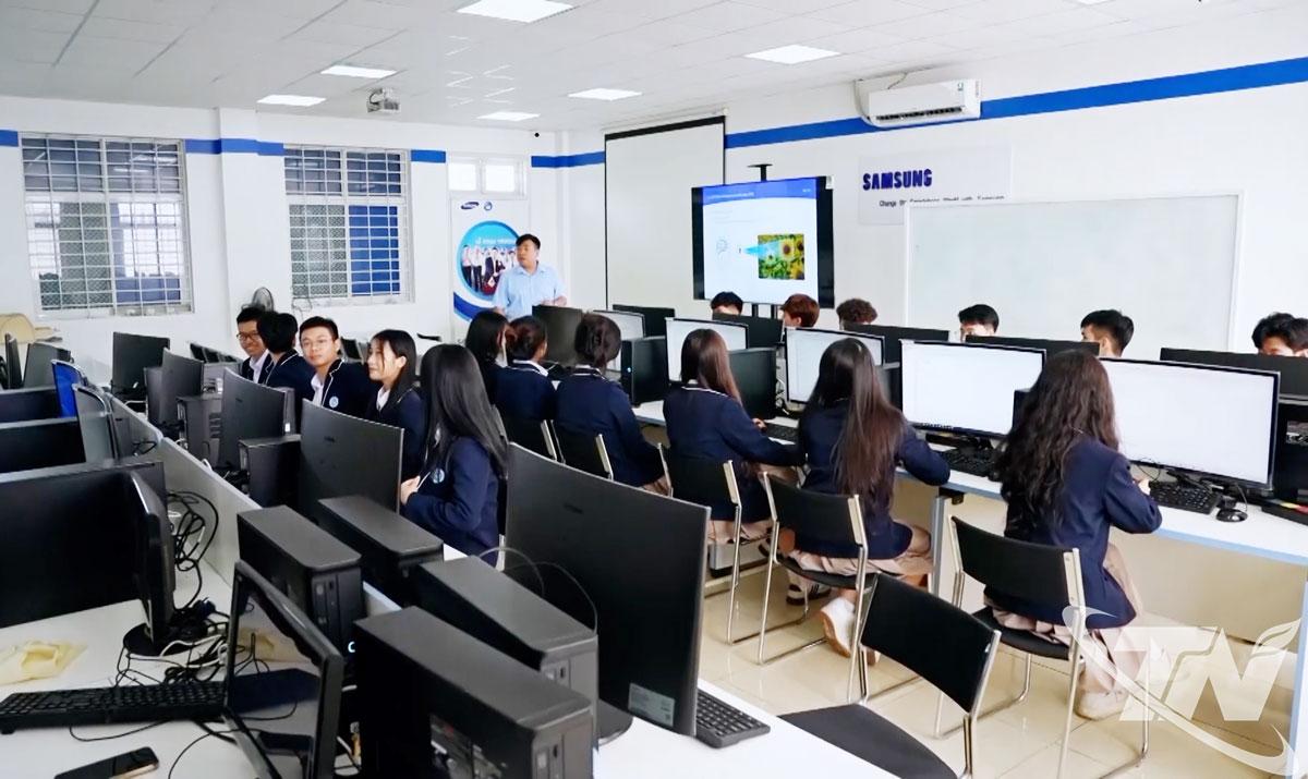 Pelajar Thai Nguyen University dalam kelas di bilik latihan yang dilengkapi dengan peralatan Samsung.