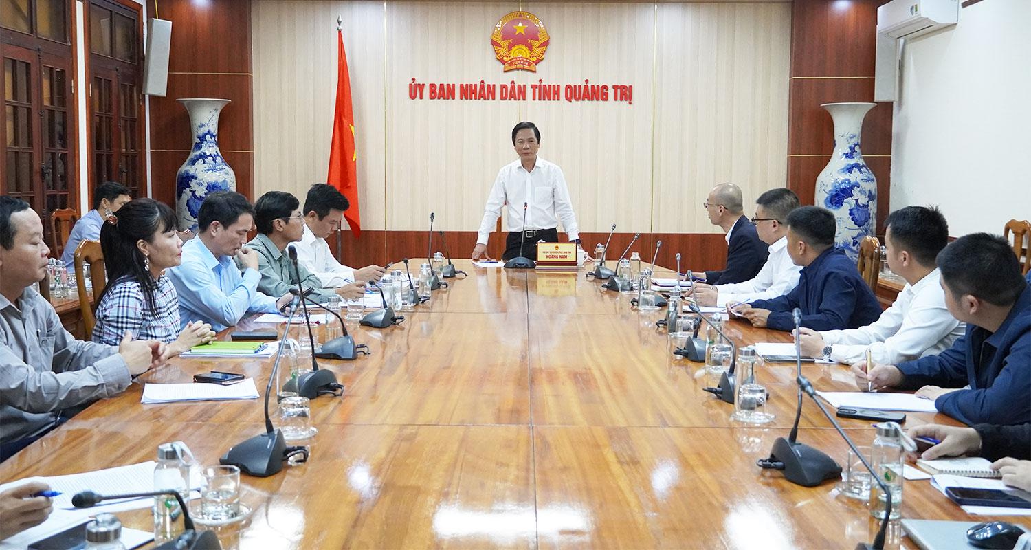 क्वांग त्रि प्रांतीय पीपुल्स कमेटी के स्थायी उपाध्यक्ष होआंग नाम ने बैठक की अध्यक्षता की।