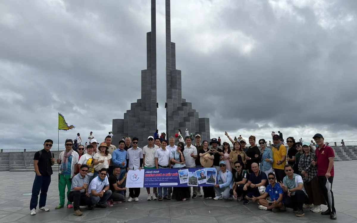 O grupo visitou a torre Nghinh Phong. Đoàn tham quan tháp Nghinh Phong.