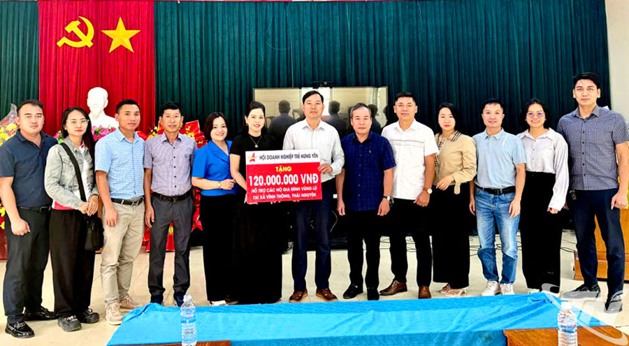 Hội Doanh nhân tỉnh Hưng Yên trao quà hỗ trợ người dân xã Vĩnh Thông