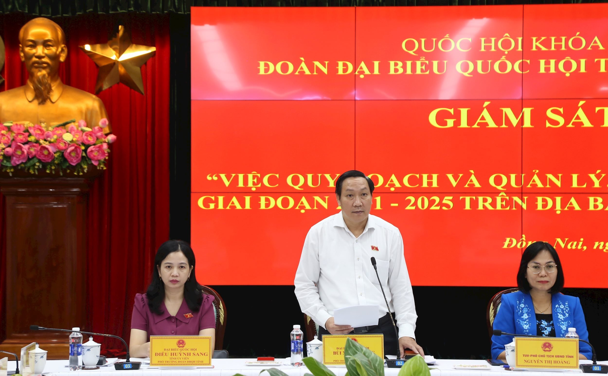 Biträdande chef för nationalförsamlingens delegation i Dong Nai-provinsen, Bui Xuan Thong, höll ett avslutande tal vid övervakningssessionen. Foto: Van Dung