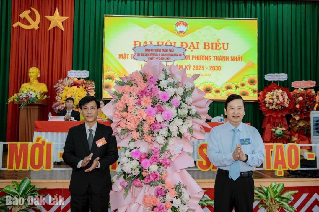 Le secrétaire du Comité du Parti du quartier de Thanh Nhat, Nguyen Thanh Liem, a offert des fleurs pour féliciter le Congrès.