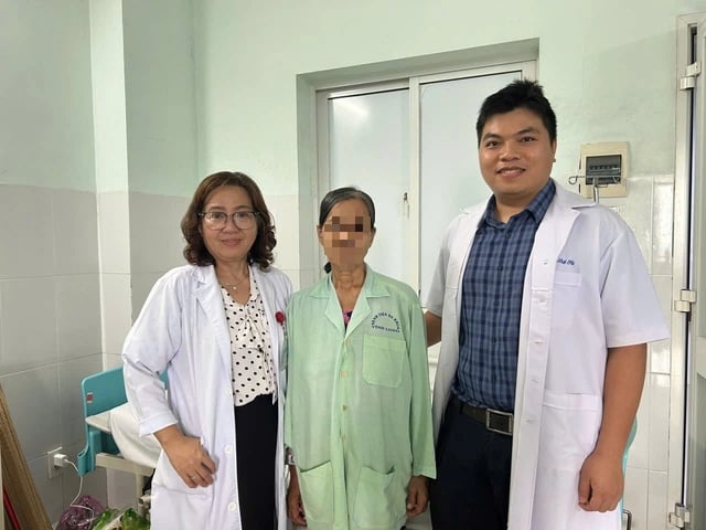 Salvando a vida de um paciente com fístula colecistoduodenal rara com cálculos no ducto biliar comum - Foto 3. Cứu sống bệnh nhân rò túi mật - tá tràng kèm sỏi ống mật chủ hiếm gặp- Ảnh 3.