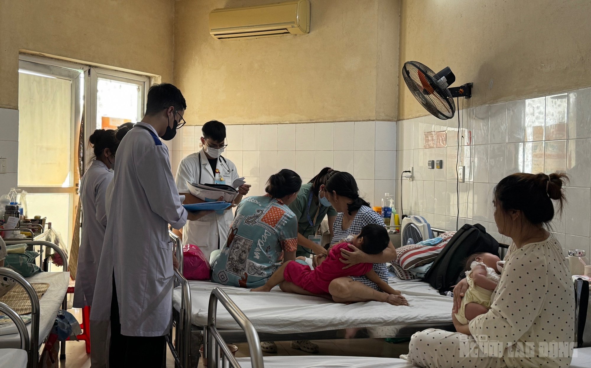 Đà Nẵng ghi nhận trẻ mắc cúm virus nhập viện gia tăng , khoa nhi quá tải - Ảnh 5. Đà Nẵng ghi nhận trẻ mắc cúm virus nhập viện gia tăng , khoa nhi quá tải - Ảnh 5.