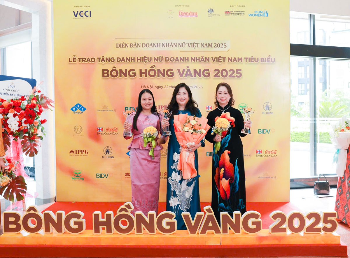3 ນັກ​ທຸ​ລະ​ກິດ​ຍິງ​ດີ​ເດັ່ນ​ຂອງ​ແຂວງ​ວິ້ງ​ລອງ​ໄດ້​ຮັບ​ການ​ເຊີດ​ຊູ​ເປັນ “ນັກ​ທຸ​ລະ​ກິດ​ຍິງ​ດີ​ເດັ່ນ​ຫວຽດ​ນາມ - ດອກ​ກຸ​ຫລາບ​ຄຳ” ປີ 2025.