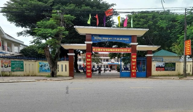 Uczniowie muszą przerywać naukę, żeby pozamiatać śmieci, co denerwuje rodziców - zdjęcie 1. Học sinh phải dừng học để đi quét rác khiến phụ huynh bức xúc - Ảnh 1.