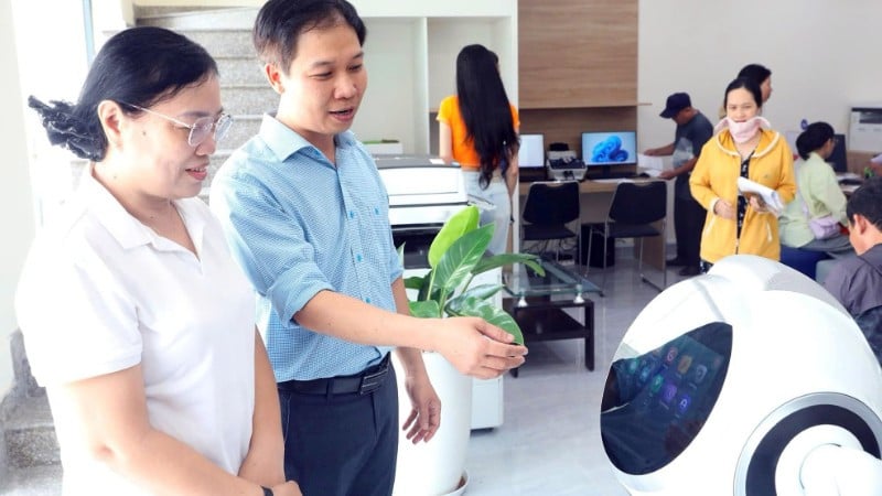 Robotar som betjänar människor vid An Khanh Ward Public Administration Service Center, Ho Chi Minh City. (Foto: VO LIEN)