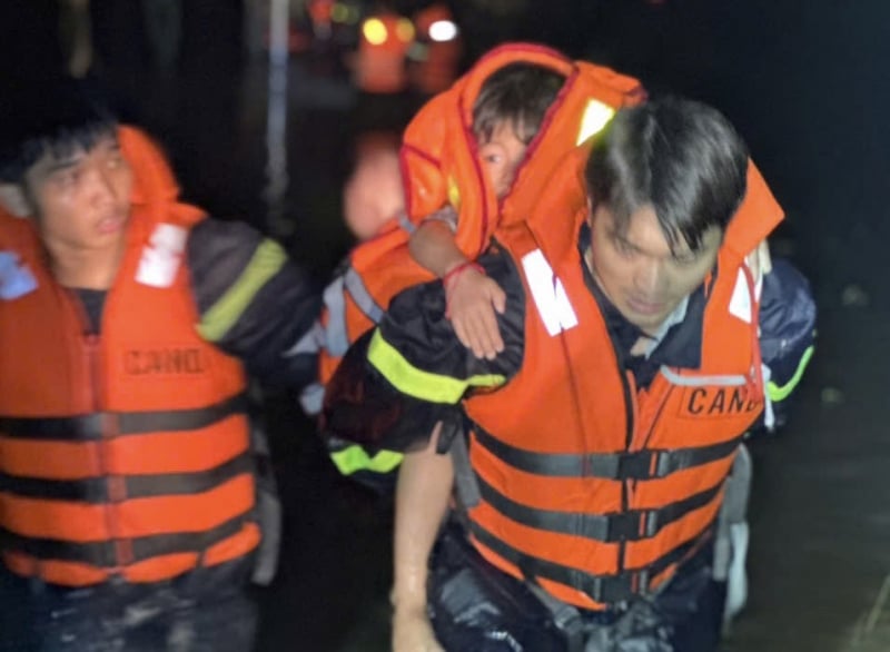 Rescued 127 people overnight from 2m deep flood caused by heavy rain -0