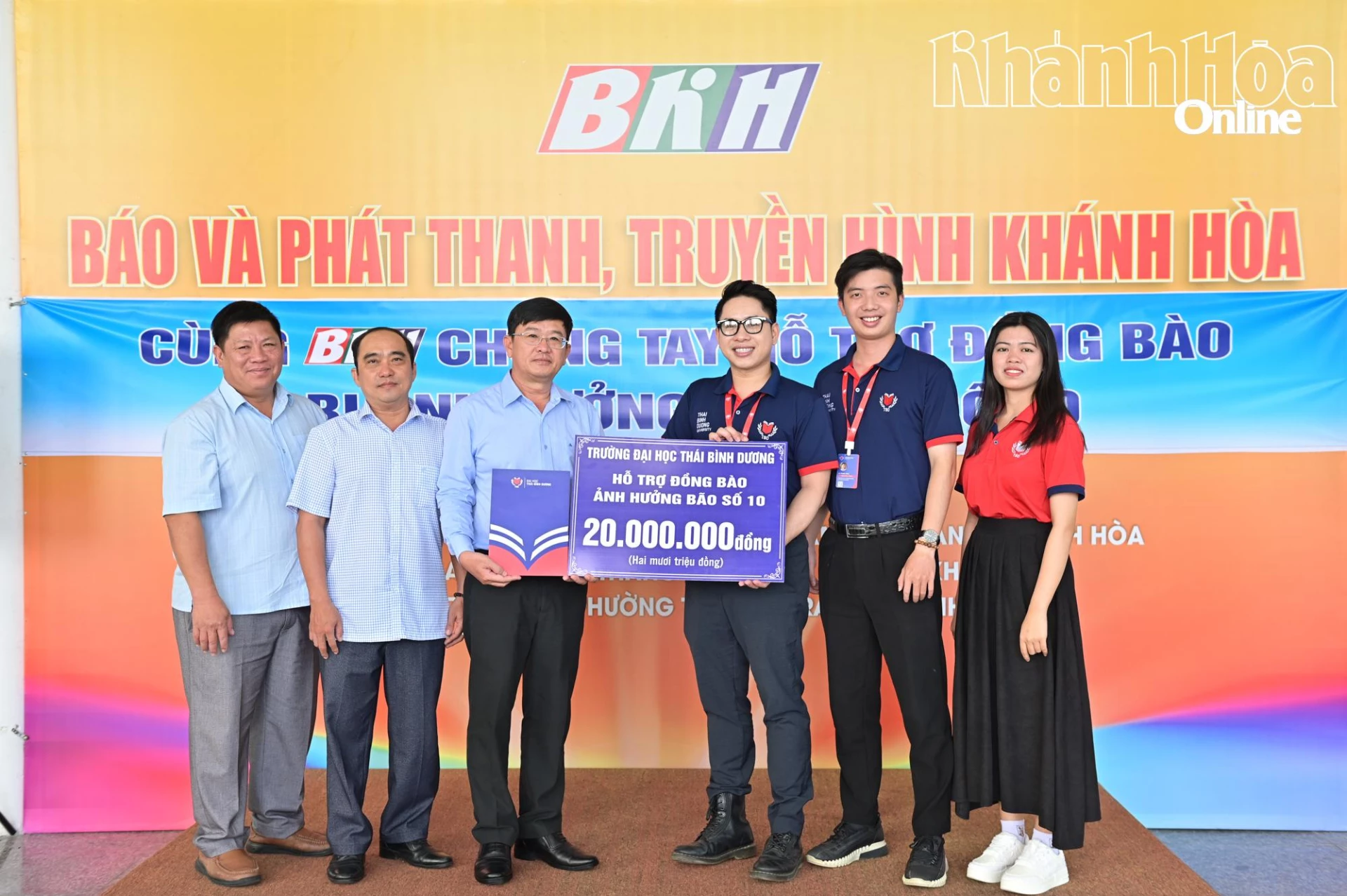 ថ្នាក់ដឹកនាំកាសែត វិទ្យុ និងទូរទស្សន៍ Khanh Hoa បានទទួលអំណោយជាង ២០លានដុង ពីសាកលវិទ្យាល័យប៉ាស៊ីហ្វិក។