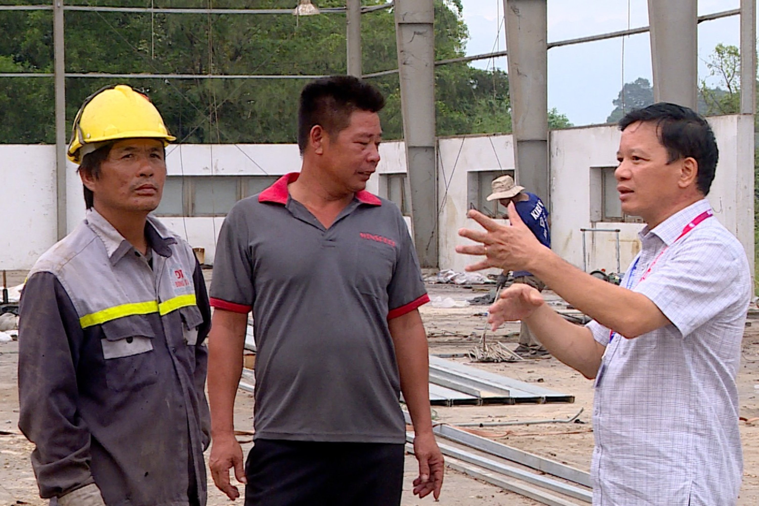 Herr Nguyen Quoc Vuong, stellvertretender Vorsitzender des Volkskomitees des Bezirks Phuoc Tan, besichtigte die aktuelle Situation und rief Bürger und Unternehmen dazu auf, die Vorschriften für Land und Bau einzuhalten. Foto: Duy Tan