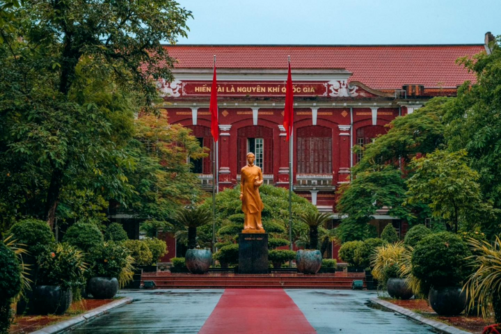 Mitt i skolan står statyn av Nguyen Tat Thanh högtidligt placerad. (Foto: Skolan)