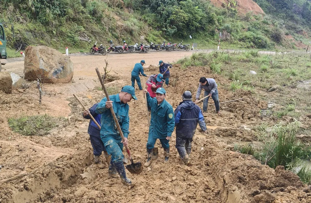 23-10-thong-tuyen-duong-len-cua-khau-tay-giang-2.jpg