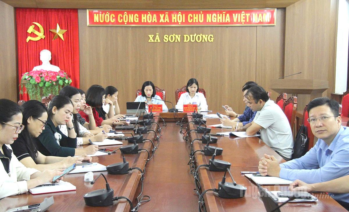 Delegasi yang menghadiri konferensi di jembatan komune Son Duong.