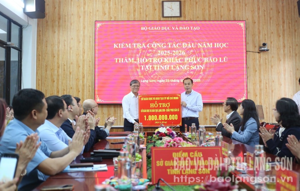 Ho Chi Minh Şehri Eğitim ve Öğretim Dairesi liderleri, Lang Son eğitim sektörüne afet yardım desteği sundular.