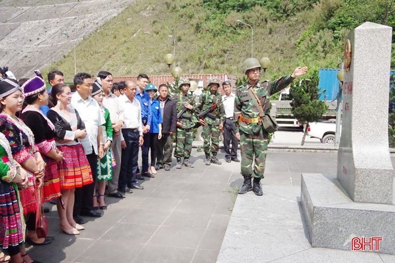 Cư dân bản Thọong Pẹ (huyện Khăm Cợt, tỉnh Bôlykhămxay) sang xã Sơn Kim 1 giao lưu, học hỏi kinh nghiệm, thắt chặt tình đoàn kết.