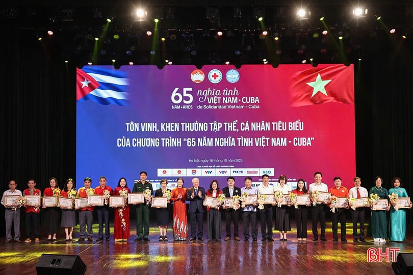 Hội Chữ thập đỏ tỉnh được Trung ương Hội Chữ thập đỏ Việt Nam tặng bằng khen trong phong trào vận động ủng hộ nhân dân Cuba. Trong ảnh: Chủ tịch Hội Chữ thập đỏ tỉnh Lê Thị Mai Hoa (thứ hai từ phải sang) nhận bằng khen tại lễ tổng kết chương trình "65 năm nghĩa tình Việt Nam - Cuba".
