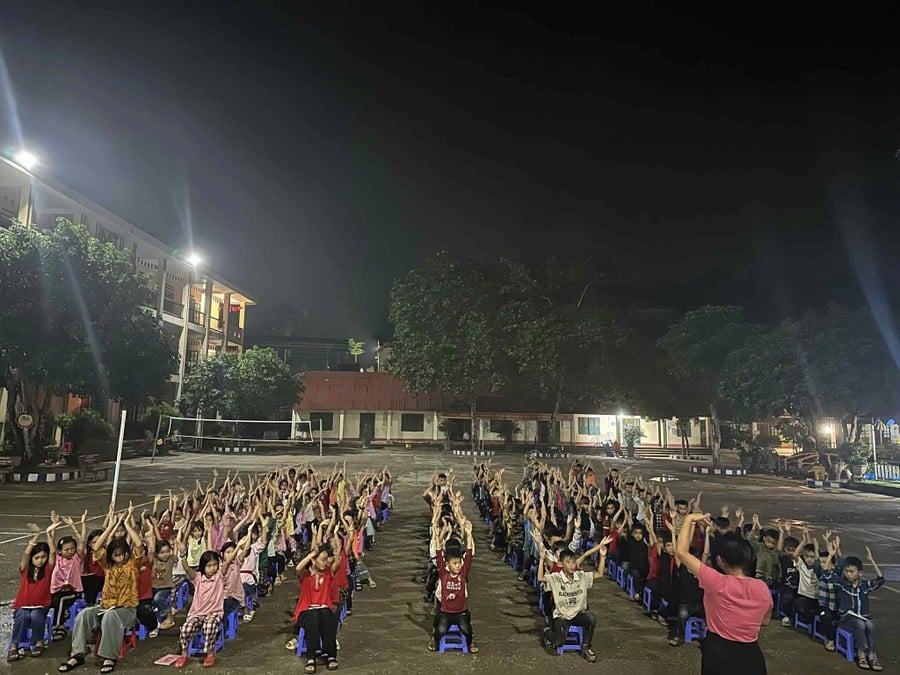 Một tiết sinh hoạt ngoại khoá buổi tối của cô trò Trường PTDT Bán trú Tiểu học Cốc Lầu.