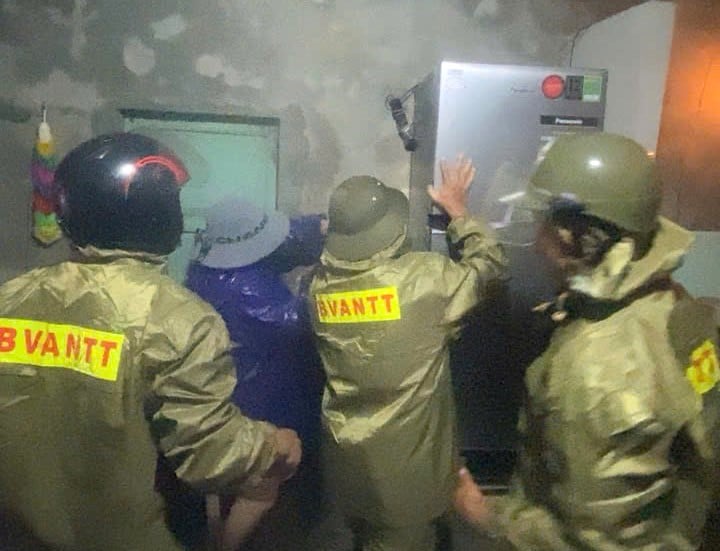 Multe zone joase din Hue sunt încă inundate profund, alunecările de teren au întrerupt traficul -0