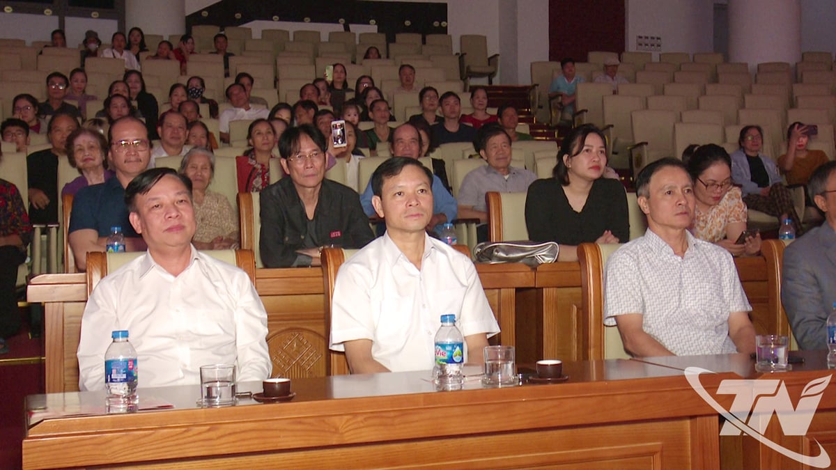 Delegates attending the report session on the play Nam Viet De - Ten Thousand Spring.