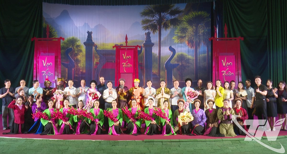Delegates presented flowers to congratulate the Thai Nguyen Province Ethnic Arts Troupe on successfully presenting the Cheo play.