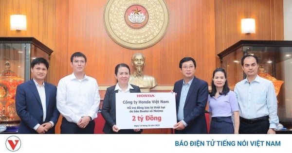 Honda Vietnam-representanten donerade 2 miljarder VND genom centralkommittén för Vietnams fosterlandsfront