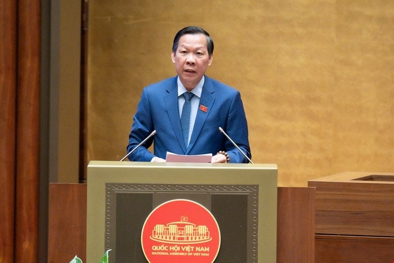 Ordföranden för ekonomiska och finansiella kommittén, Phan Van Mai, presenterar verifieringsrapporten. Foto: media.quochoi.vn