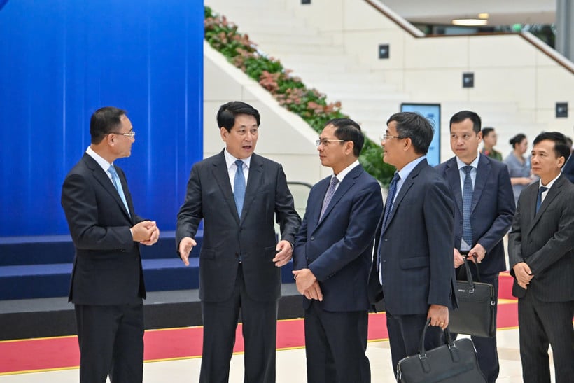 O presidente Luong Cuong inspeciona o ensaio da cerimônia de assinatura e da Conferência de Alto Nível da Convenção das Nações Unidas contra o Crime Cibernético. (Foto: Thuy Nguyen)
