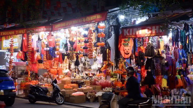 As lojas ao longo da Rua Hang Ma são decoradas com cores vibrantes.